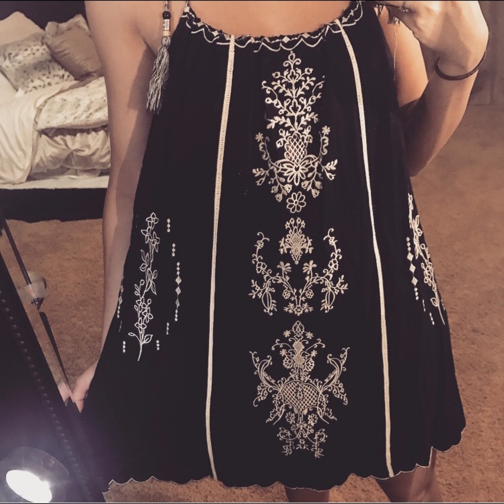 Black embroidered vacation dress - Picture 6 of 9